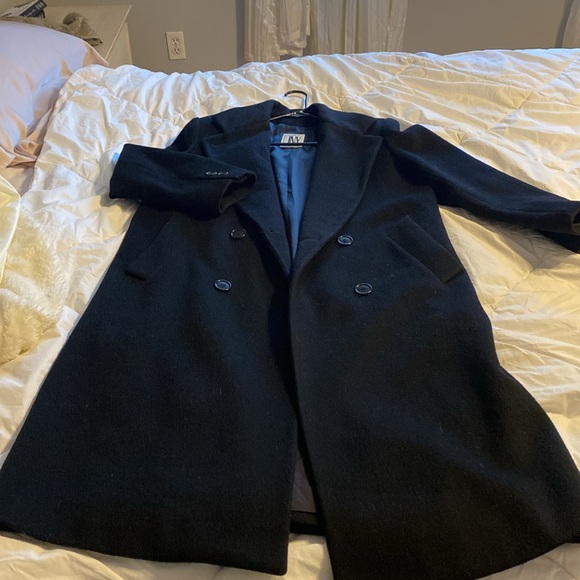 Extremely warm , high quality coat NY , never worn - Picture 2 of 5